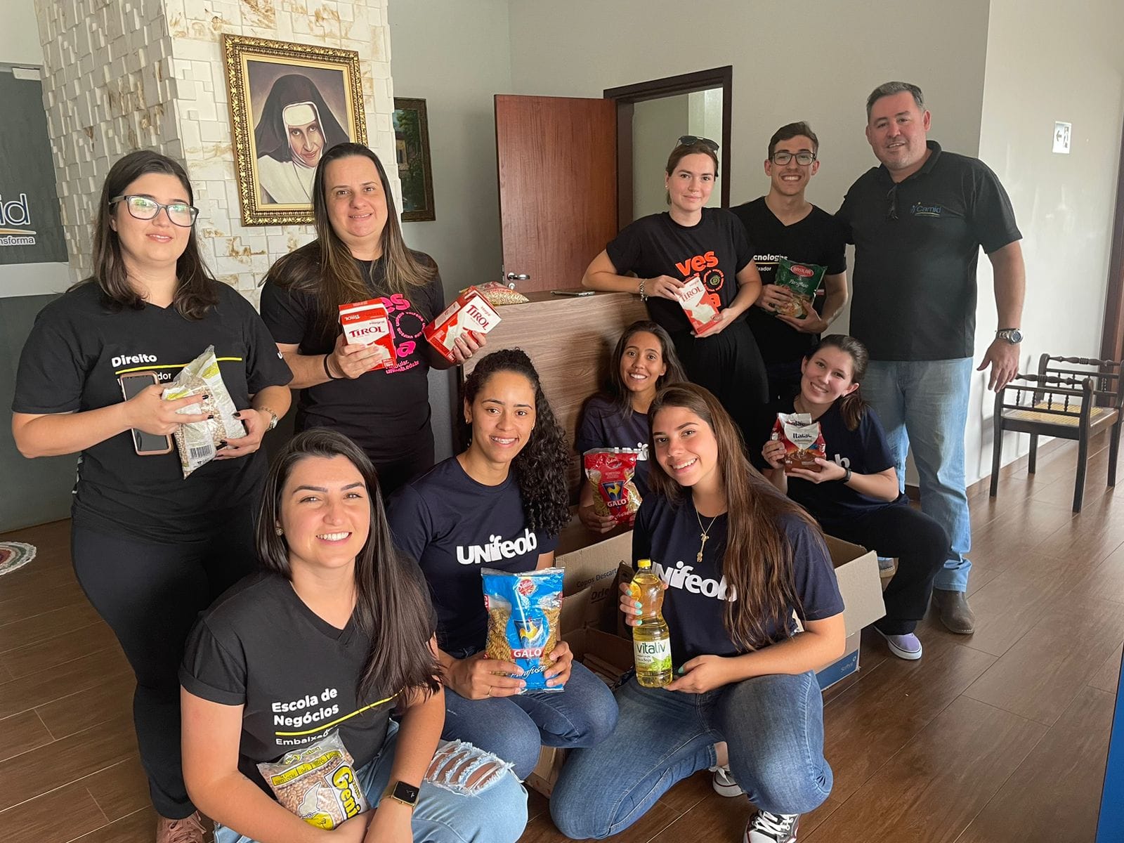 Estudantes da Unifeob arrecadam alimentos para entidades de São João