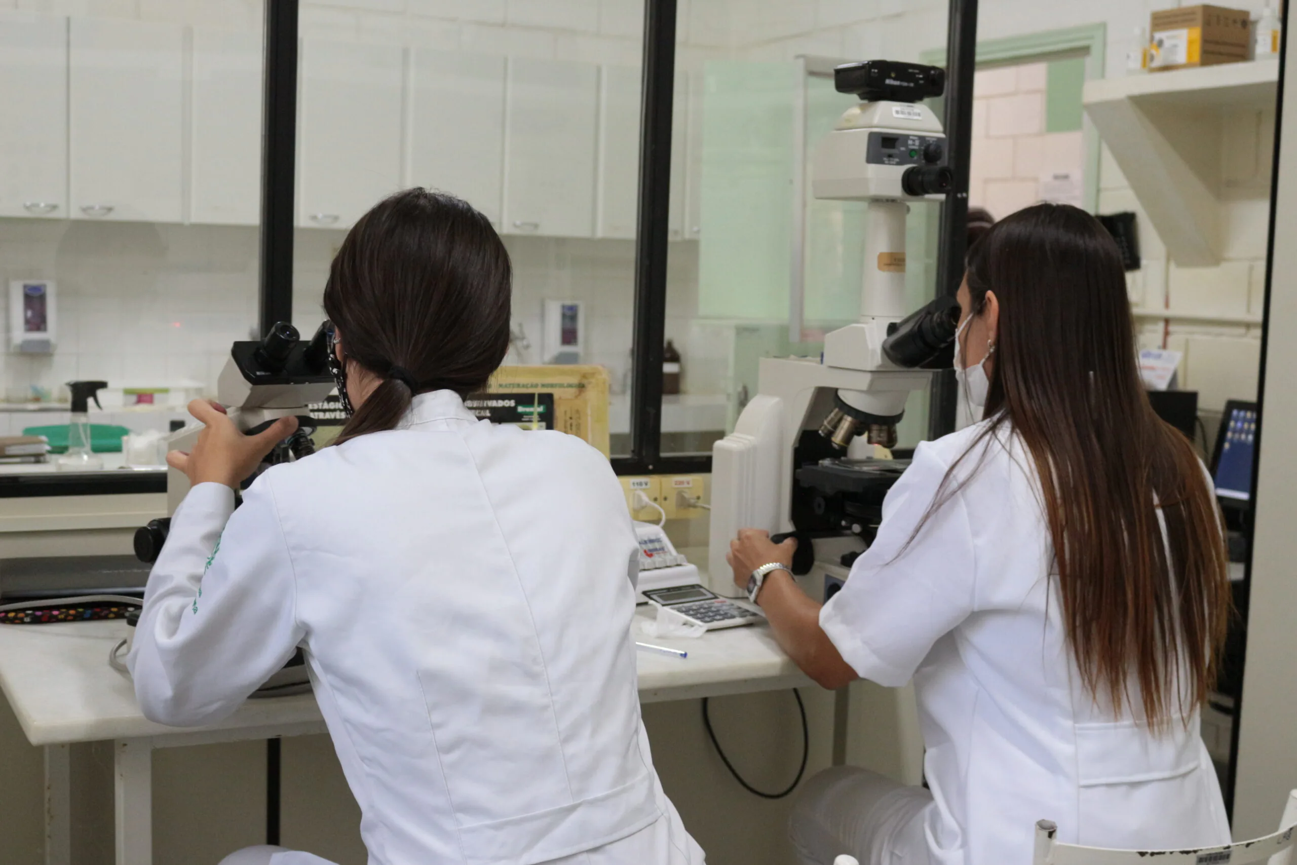 Alunas em laboratório